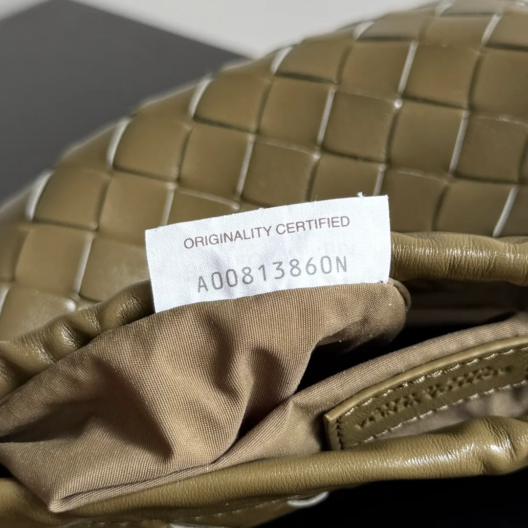 Batch 1400 BOTTEGA VENETA DUSTBAG mini size is officially launched📣📣. It still continues the classic weaving process. The lazy and casual feeling presented by the drawstring pockets is not too suitable for summer. The small back body is light and convenient. It is enough to carry lipstick and tissues when going out every day. It is not easy to make mistakes with any clothes. The shoulder strap has a buckle and pull-out design, which can be adjusted to unlock multiple carrying methods. Style number: 816987 Size: 21*16.6*1cm